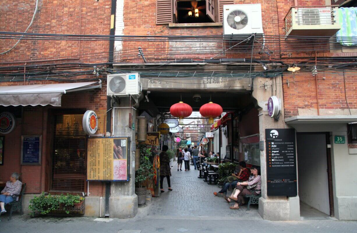 A photo of a shikumen entrance in Tianzifang, taken 2012.
“IMG_6865” by Mad Ball is licensed under CC BY-SA 2.0.