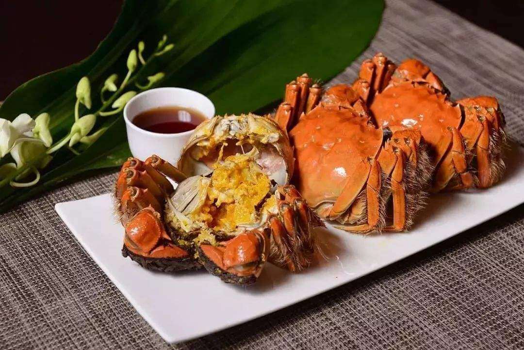 大闸蟹, Shanghai hairy crab. A Shanghainese specialty. It is in season from October to November. The "hairy" part of the crab is the hairy claws.